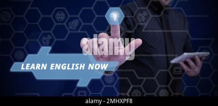 Mostra il cartello Impara l'inglese ora. Business Concept acquisire o acquisire conoscenze e competenze in lingua inglese Foto Stock