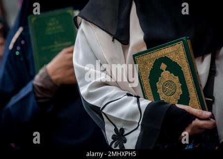 Kuala Lumpur, Malesia. 27th Jan, 2023. Due donne di un gruppo islamico malese tengono copie dei Qurani mentre partecipano a una marcia pacifica e si radunano davanti all'ambasciata olandese protestando contro la dissacrazione di un Corano da parte di un leader politico olandese a Kuala Lumpur. Protestavano contro Edwin Wagensveld, capo del capitolo olandese degli europei patrioti tedeschi contro l'islamizzazione dell'Occidente, abbreviato con Pegida, che strappava pagine del libro sacro islamico e le cavalcava all'Aia all'inizio di questa settimana. Credit: SOPA Images Limited/Alamy Live News Foto Stock