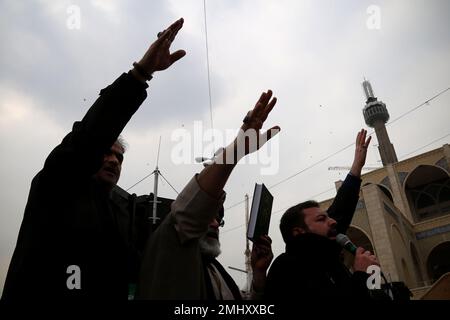 Teheran, Teheran, Iran. 27th Jan, 2023. Gli iraniani protestano contro la bruciatura di un Corano a Stoccolma dopo aver recitato la preghiera del venerdì alla Moschea Imam Khomeini a Teheran, in Iran, il 27 gennaio 2023. Rasmus Paludan, politico di estrema destra svedese-danese, ha dato fuoco a una copia del libro sacro musulmano di fronte all'ambasciata turca nella capitale svedese. Molti paesi musulmani hanno detto di essere indignati dalla bruciatura del Corano, che il primo ministro svedese Ulf Kristersson ha condannato come 'fortemente irrispettoso' (Credit Image: © Rouzbeh Fouladi/ZUMA Press Wire) SOLO PER USO EDITORIALE! Non per USO commerciale! C Foto Stock