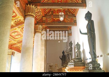 Grande gruppo di antiche immagini di Buddha custodite nel bellissimo Chiostro di Wat Benchamabophit (il Tempio di marmo), Bangkok, Thailandia Foto Stock