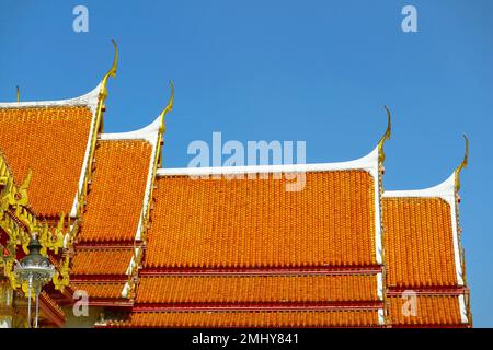 Incredibili tetti di Gable della Sala di ordinazione di Wat Benchamabophit (il Tempio di marmo) a Bangkok, Thailandia Foto Stock