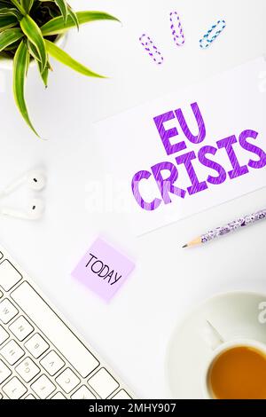 Testo che mostra ispirazione crisi dell'UE. Approccio imprenditoriale lo stato dell’Eurozona non è in grado di rimborsare o rifinanziare il proprio debito pubblico Foto Stock