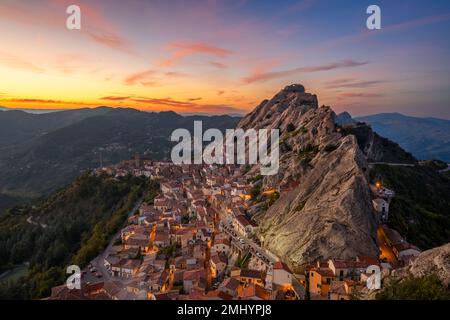 Pietrapertosa, Italia al tramonto. Foto Stock