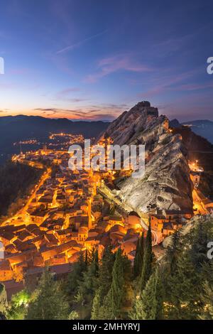 Pietrapertosa, Italia al tramonto. Foto Stock