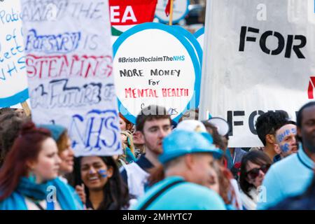 Bristol, Regno Unito, 5th marzo 2016. I manifestanti sono raffigurati mentre prendono parte a una marcia in Save our NHS march e dimostrazione a Bristol.The march and r Foto Stock