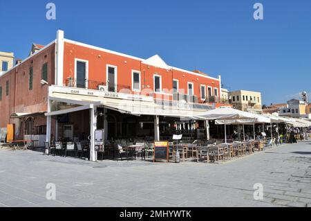 Ristorante all'aperto nel porto della città vecchia di Chania. Foto Stock