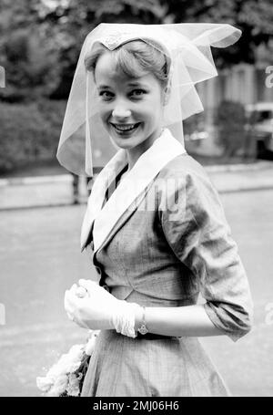 Foto del file datata 09/06/1956 di Sylvia Syms, in un headdress di lacy, lasciando dopo il suo matrimonio alla sua dolce metà d'infanzia, Alan Edney, alla chiesa di St Paul, Onslow Square, Londra. L'attrice più conosciuta per i film Ice Cold in Alex e vittima, è morto all'età di 89 anni, ha detto la sua famiglia. Data di emissione: Venerdì 27 gennaio 2023. Foto Stock