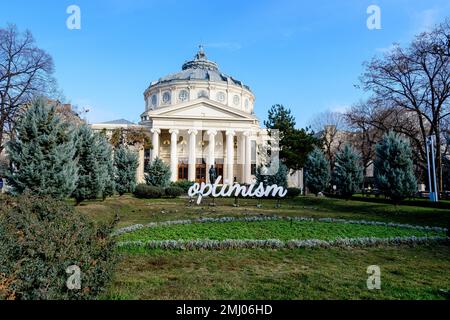 Bucarest, Romania, 2 gennaio 2022: Parola ottimista visualizzata di fronte al rumeno Atheneum Ateneul romano), edificio circolare che è la conce principale Foto Stock