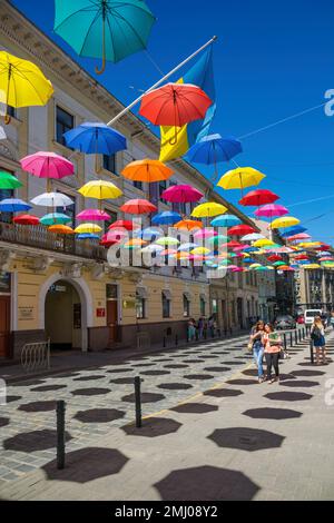 Ombrelli colorati nel centro di Lviv, Ucraina, Foto Stock