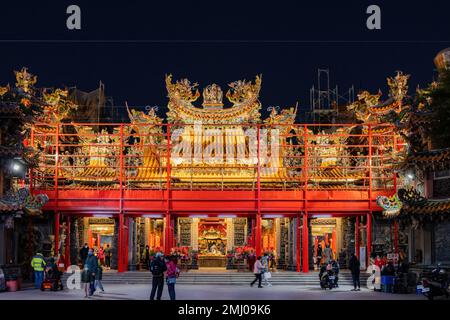 Taichung, DEC 24 2022 - Vista esterna notturna del Tempio di Dajia Jenn Lann Foto Stock