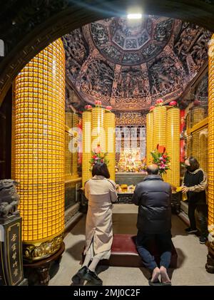 Taichung, DEC 24 2022 - la gente stava pregando nel tempio di Dajia Jenn Lann Foto Stock