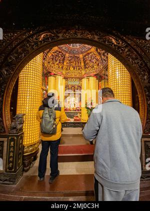 Taichung, DEC 24 2022 - la gente stava pregando nel tempio di Dajia Jenn Lann Foto Stock