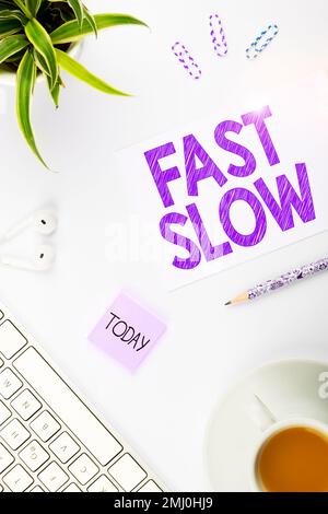 Scrittura testo visualizzato Fast Slow. Parola per muoversi o procedere con una velocità maggiore o minore del normale Foto Stock
