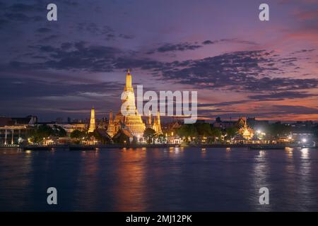 Bangkok con il fiume Chao Phraya e Wat Arun al bellissimo crepuscolo, Thailandia. Foto Stock