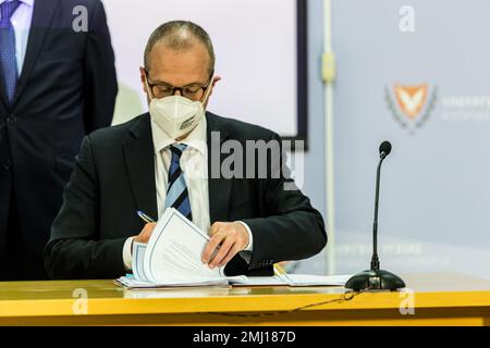 Nicosia, Cipro. 27th Jan, 2023. Il Dott. Hans Henri P. Kluge firma l'accordo, Nicosia, Cipro, il 27 gennaio 2023. La firma di un accordo tra il ministero della sanità, rappresentato dal ministro della sanità, sig. Michalis Hadjipantela, E l'Organizzazione Mondiale della Sanità, rappresentata dal Direttore Regionale DELL'OMS Dr. Hans Henri P. Kluge, per l'apertura di un Ufficio Paese a Larnaka, si svolge oggi presso il Ministero della Salute. (Foto di Kostas Pikoulas/Sipa USA) Credit: Sipa USA/Alamy Live News Foto Stock