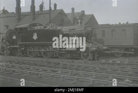 Great Western Railway (GWR) 5100 Class (conosciuta come la classe 3100 tra il 1912 e il 1927) 2-6-2T locomotiva a vapore del serbatoio di prateria No.8104 visto a Swindon Works in circa 1956. Foto Stock