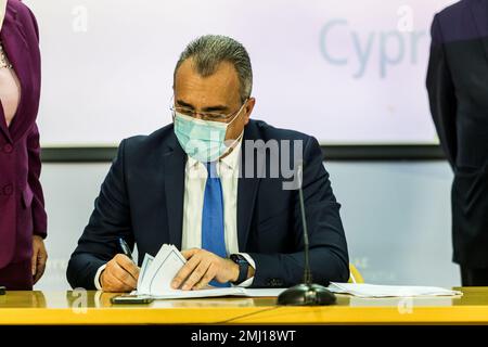 Nicosia, Cipro. 27th Jan, 2023. Michalis Hadjipantela firma l'accordo, Nicosia, Cipro, il 27 gennaio 2023. La firma di un accordo tra il ministero della sanità, rappresentato dal ministro della sanità, sig. Michalis Hadjipantela, E l'Organizzazione Mondiale della Sanità, rappresentata dal Direttore Regionale DELL'OMS Dr. Hans Henri P. Kluge, per l'apertura di un Ufficio Paese a Larnaka, si svolge oggi presso il Ministero della Salute. (Foto di Kostas Pikoulas/Sipa USA) Credit: Sipa USA/Alamy Live News Foto Stock