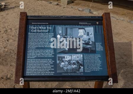 Segno interpretativo sulla sopravvivenza nel blocco 14 al Manzanar National Historic Site, Owens Valley, California, USA Foto Stock