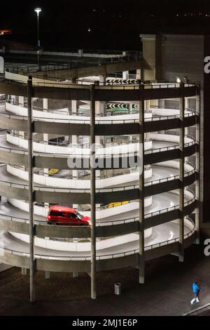 Vista notturna del parcheggio 6, North Terminal, aeroporto di Gatwick, Regno Unito Foto Stock