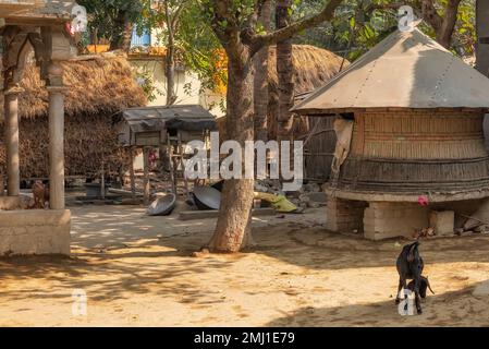 Villaggio indiano con case di paglia a Hampi Karnataka Foto Stock