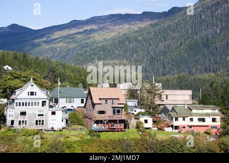 La vista estiva della città di Ketchikan case residenziali in legno e Monte dei cervi in uno sfondo (Alaska). Foto Stock