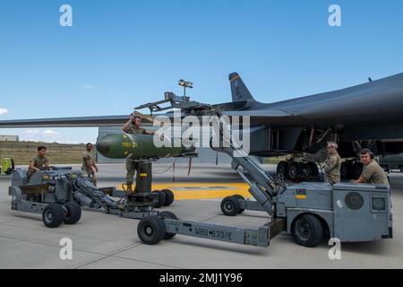 I membri dell'equipaggio del 28th Aircraft Maintenance Squadron trasportano una miniera Mark-65 Quickstrike presso la base dell'aeronautica di Ellsworth, S.D., 24 agosto 2022. Il Quickstrike è una famiglia di miniere in acque poco profonde e poste in aereo e il Mark-65 è una miniera di 2.000 libbre usata contro le imbarcazioni di superficie e di superficie. Foto Stock