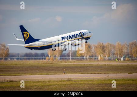 Kiev, Ucraina - 29 ottobre 2019: L'aereo decolora all'aeroporto internazionale Boryspil. Aereo EI-ESS Ryanair compagnie aeree Boeing 737-800 volano nel cielo. Autmn Fly viaggia in aereo passeggeri. Foto Stock