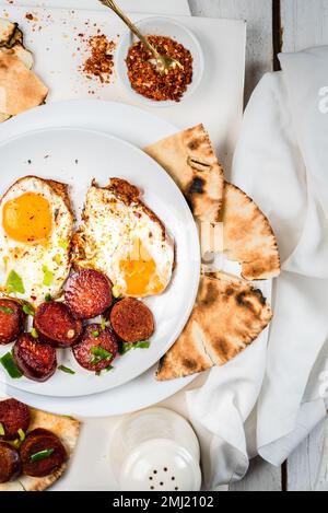Sujuk o Sucuk con pasto soleggiato con uova laterali Foto Stock