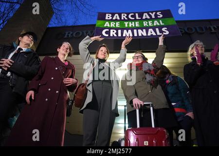 I manifestanti del clima al di fuori della Southwark Crown Court, Londra, dopo aver ricevuto condanne tra sette e sei mesi sospese per due anni, dopo che sono stati giudicati colpevoli di aver causato quasi £100.000 danni per aver schiacciato le finestre di vetro presso la sede centrale londinese della banca Barclays. Data immagine: Venerdì 27 gennaio 2023. Foto Stock