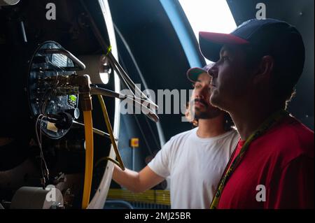 GAMMA MISSILI WHITE SANDS, N.M. – Jonathon DiBartolomeo, 15th Space Surveillance Squadron, distaccamento 1 operatore, e Aron Jaquez, 15th Space Surveillance Squadron, distaccamento 1 operatore, eseguono un controllo di manutenzione su uno dei tre telescopi del sito presso White Sands Missile Range, N.M., 24 agosto 2022. Il team operativo di Det. 1 utilizza telescopi ottici ad azionamento meccanico noti come sensori di sorveglianza dello spazio profondo elettro-ottici basati sul suolo per tracciare e catalogare questi oggetti. Foto Stock