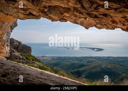 Vista panoramica di Punta de la Banya nel Delta Ebro e Sant Carles de la Ràpita, dalla foradada (grotta di foradada), nella Serra del Montsià. Dragoncello Foto Stock