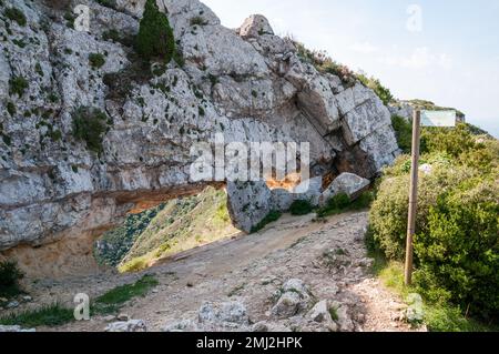 la foradada (grotta di foradada), nella Serra del Montsià. Tarragona, Catalogna, Spagna Foto Stock