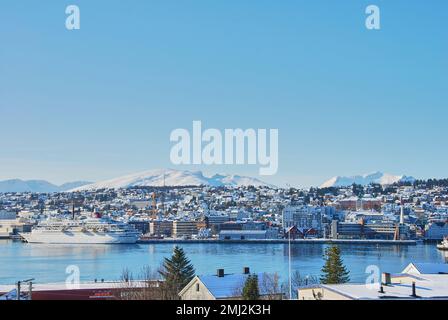 cattedrale nel paesaggio invernale del porto di Tromso in un fiordo sulla costa settentrionale della Norvegia con montagne innevate sullo sfondo Foto Stock