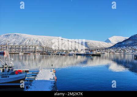 cattedrale nel paesaggio invernale del porto di Tromso in un fiordo sulla costa settentrionale della Norvegia con montagne innevate sullo sfondo Foto Stock