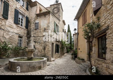 Vecchia fontana nella piazza del villaggio, Seguret, Les Plus Beaux Villages de France, Dentelles de Montmirail, Dipartimento Vaucluse, Provenza Foto Stock