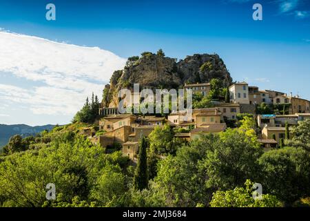 Pittoresco villaggio di montagna, la Roque-Alric, Dentelles de Montmirail, Dipartimento Vaucluse, Provenza, Provenza-Alpi-Costa Azzurra, Francia Foto Stock