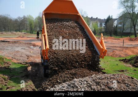 Camion scarica pietre e macerie da costruzione, Assia, Germania Foto Stock