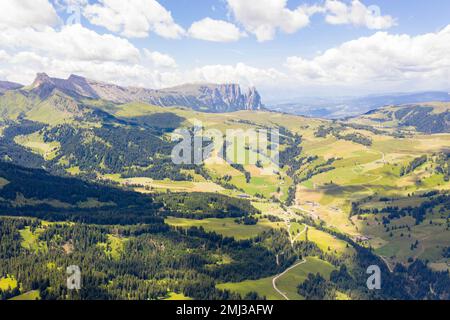 Vista sui prati di montagna e percorso escursionistico durante il giorno estivo Foto Stock