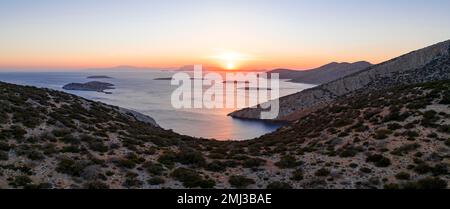 Tramonto su una baia di Levitha Island, Grecia Island, Mar Egeo meridionale, Grecia Foto Stock