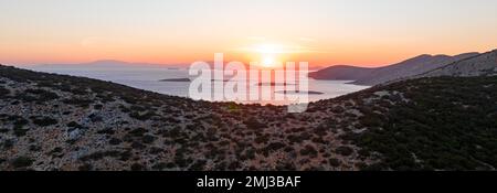 Tramonto su una baia di Levitha Island, Grecia Island, Mar Egeo meridionale, Grecia Foto Stock