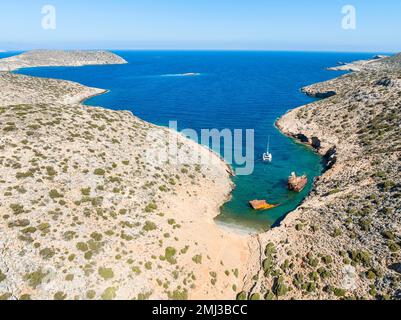 Veduta aerea, catamarano a vela in una baia, naufragio Olympia, Amorgos, Cicladi, Mar Egeo, Grecia Foto Stock