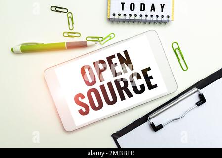 Segno che mostra Open Source, Word scritto su software che denota il codice sorgente originale liberamente disponibile Foto Stock