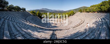 Anfiteatro, Teatro di Epidauros, Epidauros, Pelepones, Grecia Foto Stock