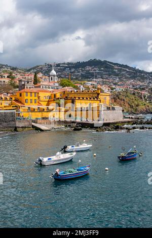 Città vecchia con porto, fortezza di Sao Tiago, Funchal, Madeira, Portogallo Foto Stock