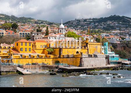 Città vecchia con porto, fortezza di Sao Tiago, Funchal, Madeira, Portogallo Foto Stock