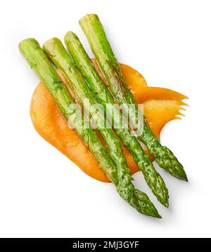 asparagi al vapore arrostiti e purea di verdure isolate su sfondo bianco Foto Stock