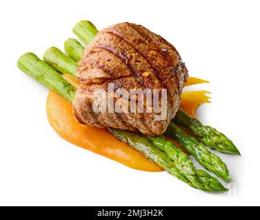 bistecca di filetto di maiale alla griglia con asparagi isolati su fondo bianco Foto Stock