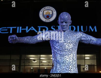 27th gennaio 2023 ; Stadio Etihad, Manchester, Inghilterra ; Coppa di calcio fa, Manchester City contro Arsenal ; la statua dell'ex capitano Vincent Kompany di Manchester City fuori dallo stadio Foto Stock