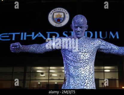 27th gennaio 2023 ; Stadio Etihad, Manchester, Inghilterra ; Coppa di calcio fa, Manchester City contro Arsenal ; la statua dell'ex capitano Vincent Kompany di Manchester City fuori dallo stadio Foto Stock