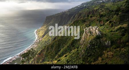 Atmosfera serale, Miradouro da Raposeira, scogliere, costa e mare, Paul do Mar, Madeira, Portogallo Foto Stock